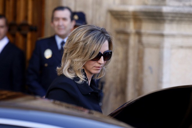 La consejera de Cultura, Alicia García, en la capilla ardiente (C.S.Campillo/Ical)