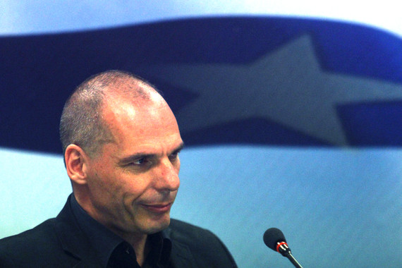 BAP14. ATENAS (GRECIA), 06/07/2015.- El saliente ministro griego de finanzas Yanis Varoufakis habla junto al nuevo ministro Euclides Tsakalotos (fuera de cuadro) hoy, lunes 6 de julio de 2015, durante la ceremonia de posesión en la sede del ministerio en Atenas (Grecia). El nuevo ministro de Finanzas griego, Euclidis Tsakalotos, afirmó hoy que el Gobierno está dispuesto a reiniciar las negociaciones con los acreedores y expresó su voluntad de trabajar por las personas que peor lo están pasando. "Nuestra intención es continuar la negociación para conseguir algo mejor para la gente que más ha sufrido, trabajamos para ellos", dijo Tsakalotos tras asumir el cargo en una rueda de prensa conjunta con su predecesor, Yanis Varufakis. El nuevo ministro de Finanzas destacó que no llega al cargo en un momento "fácil" para el país, pero aseguró que trabajará por aquellos que "perdieron sus trabajos, se vieron obligados a cerrar sus empresas o a emigrar". EFE/ALEXANDROS VLACHOS