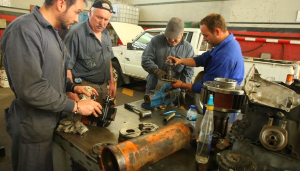 Alumnos de electromecánica de la Fundación Santa Bárbara, haciendo prácticas en uno de sus talleres (César Sánchez)