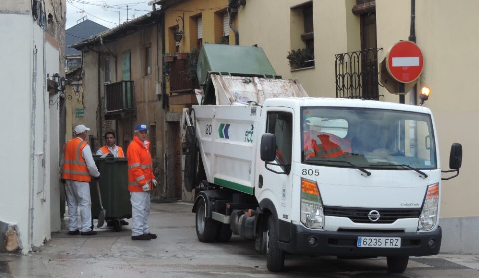 Trabajadores del servicio de recogida de basuras de Ponferrada, en una imagen de archivo. / EBD