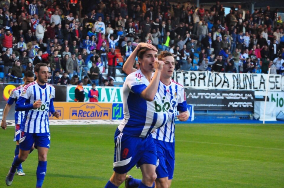 Berrocal marcó el primer gol de la Deportiva en la segunda parte (R. Sevillano)