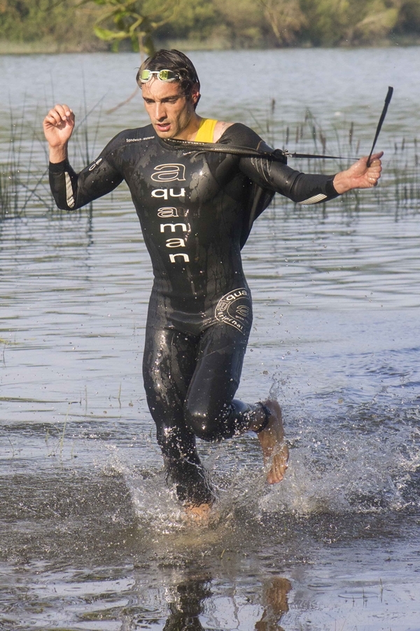 Un competidor a la salida del Lago de Carucedo (Nairobi Fernández)