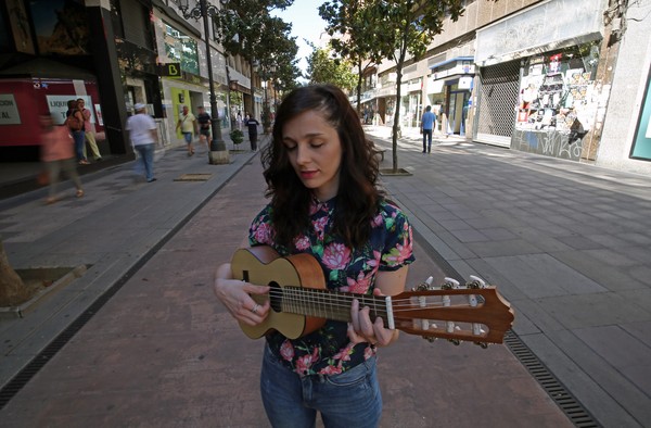 La cantautora ponferradina Cía Campillo, la cuál va a sacar su primer disco a través de una campaña de crowdfunding. / CÉSAR SÁNCHEZ (ICAL)