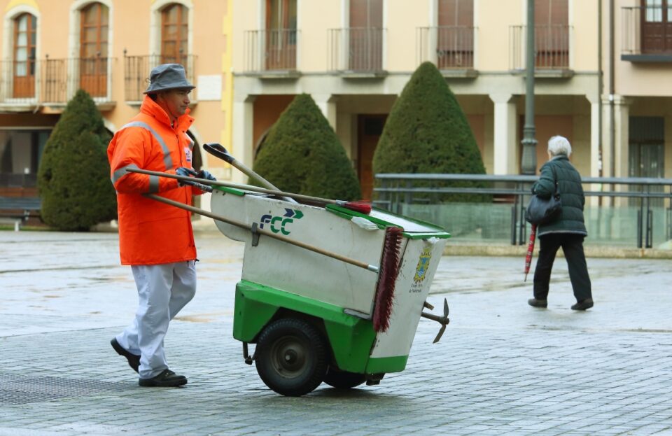 Un operario de FCC limpia en la Plaza del Ayuntamiento de Ponferrada. / C. Sánchez
