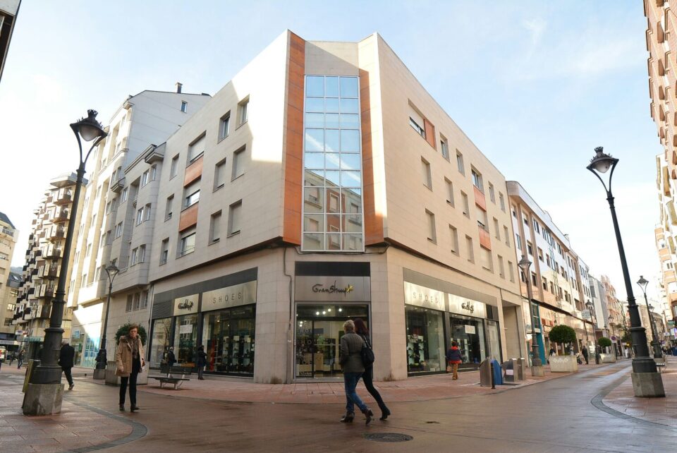 Imagen de archivo de una de las principales calles comerciales del centro de Ponferrada. / QUINITO