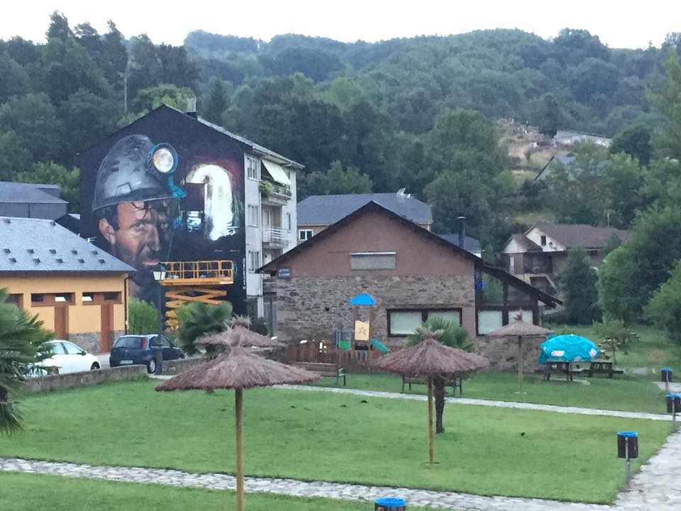 Imágenes del grafiti del artista Dadospuntocero que homenajea a la minería en Igüeña