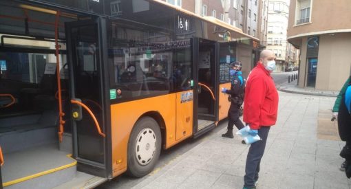 Reparto de mascarillas en Ponferrada / EBD