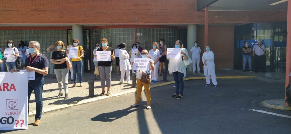 Concentración de celadores a las puertas del Hospital El Bierzo / QUINITO