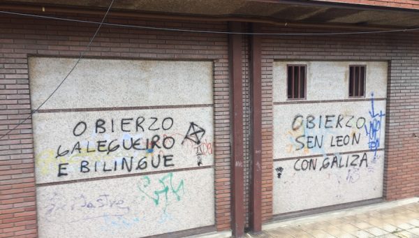 Pintadas reivindicativas en gallego en Ponferrada