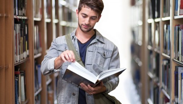 Joven con un libro. / Archivo