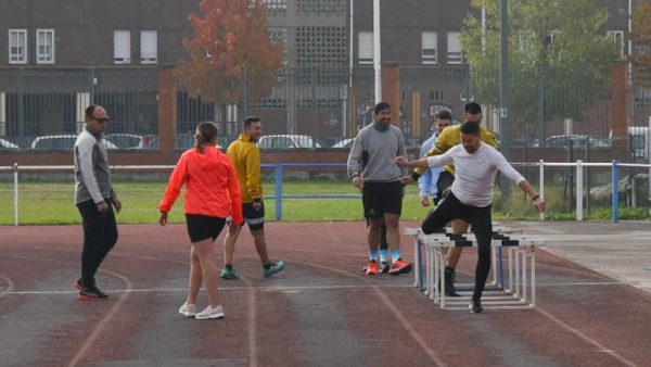 Un grupo de personas practica atletismo en el Colomán Trabado. / QUINITO