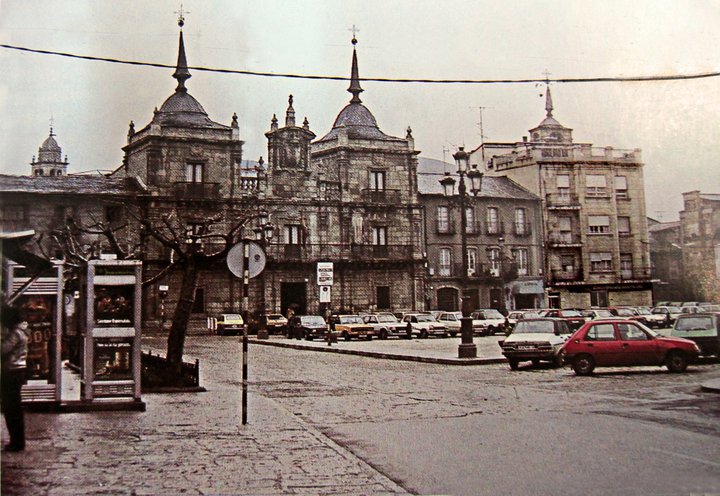 La plaza del Ayuntamiento de Ponferrada en los 80 / Juan Vhl