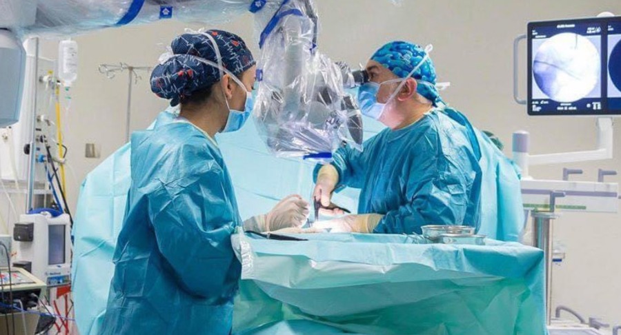El doctor Valle Folgueral durante una operación