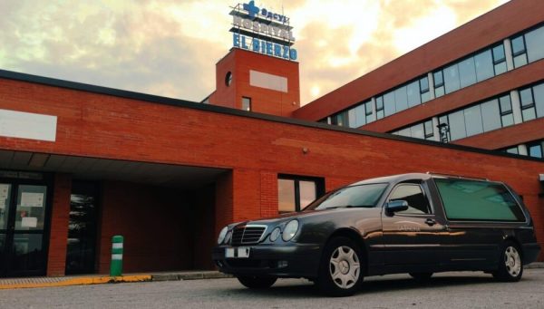 Un coche fúnebre en el Hospital El Bierzo durante la pandemia de covid-19
