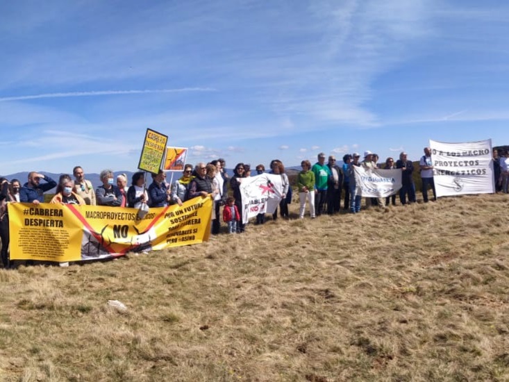 Concentración contra los macroparques eólicos en La Cabrera