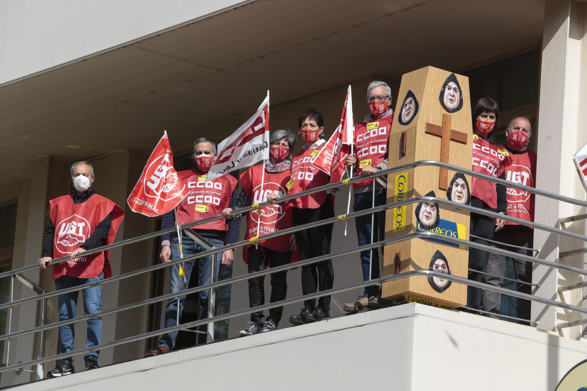 Delegados de CCOO y UGT se encierran en el edificio de Correos de León bajo el lema ‘Salvemos Correos’