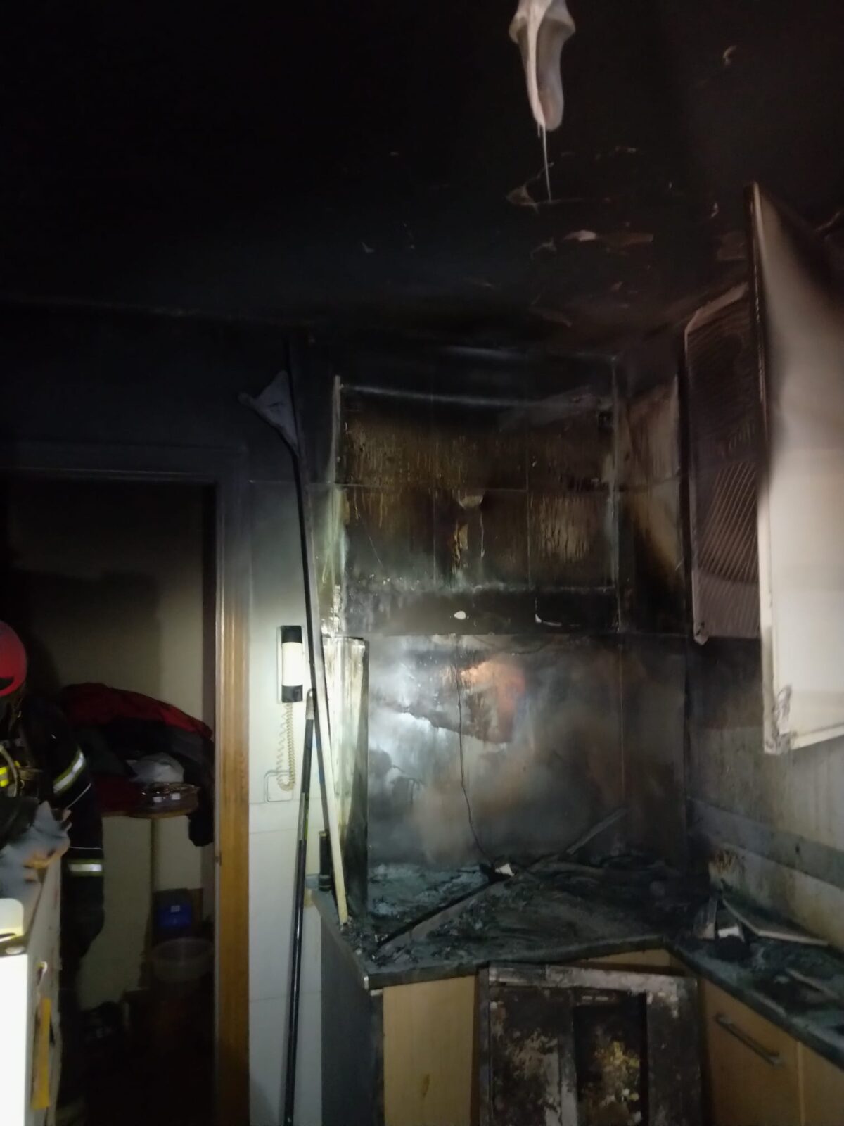 Un incendio en Flores del Sil calcina parte de la cocina de una vivienda