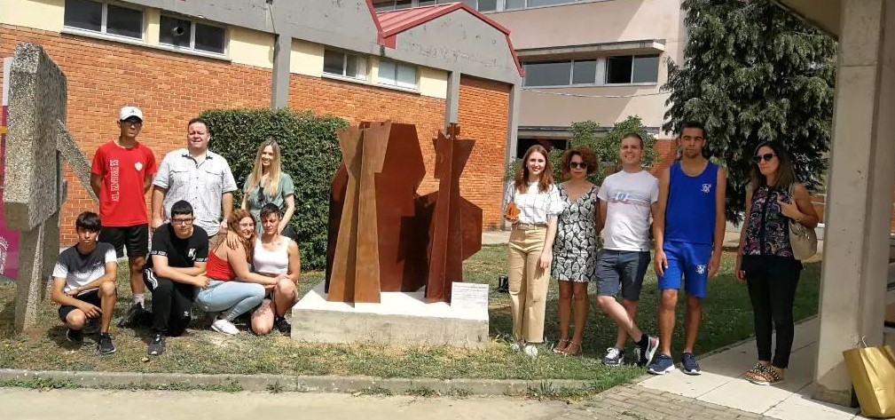 Escultura dedicada a los protagonistas de 'El Señor de Bembibre' en el IES Álvaro Yáñez