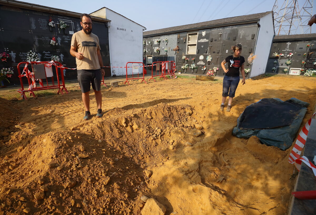 Visita a las exhumaciones de restos de asesinados por la represión franquista
