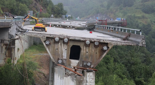 Máquinas trabajando en la demolición del viaducto de la A-6 en El Castro
