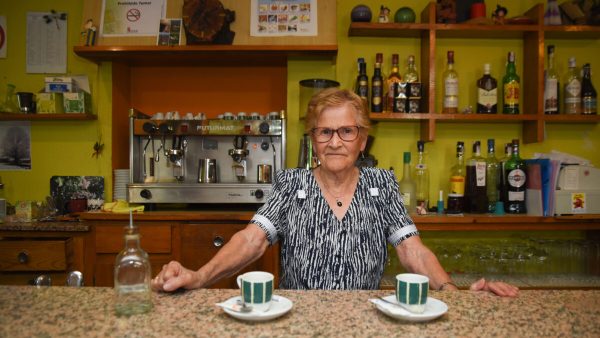 Elena Martínez, en el bar que regentó durante décadas en Ocero