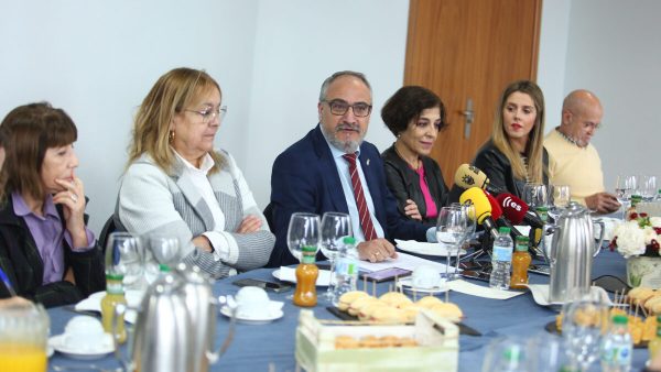 El alcalde de Ponferrada, Olegario Ramón (C) junto a varios miembros del equipo de gobierno local, comparecen para hacer balance del año 2022. / ICAL