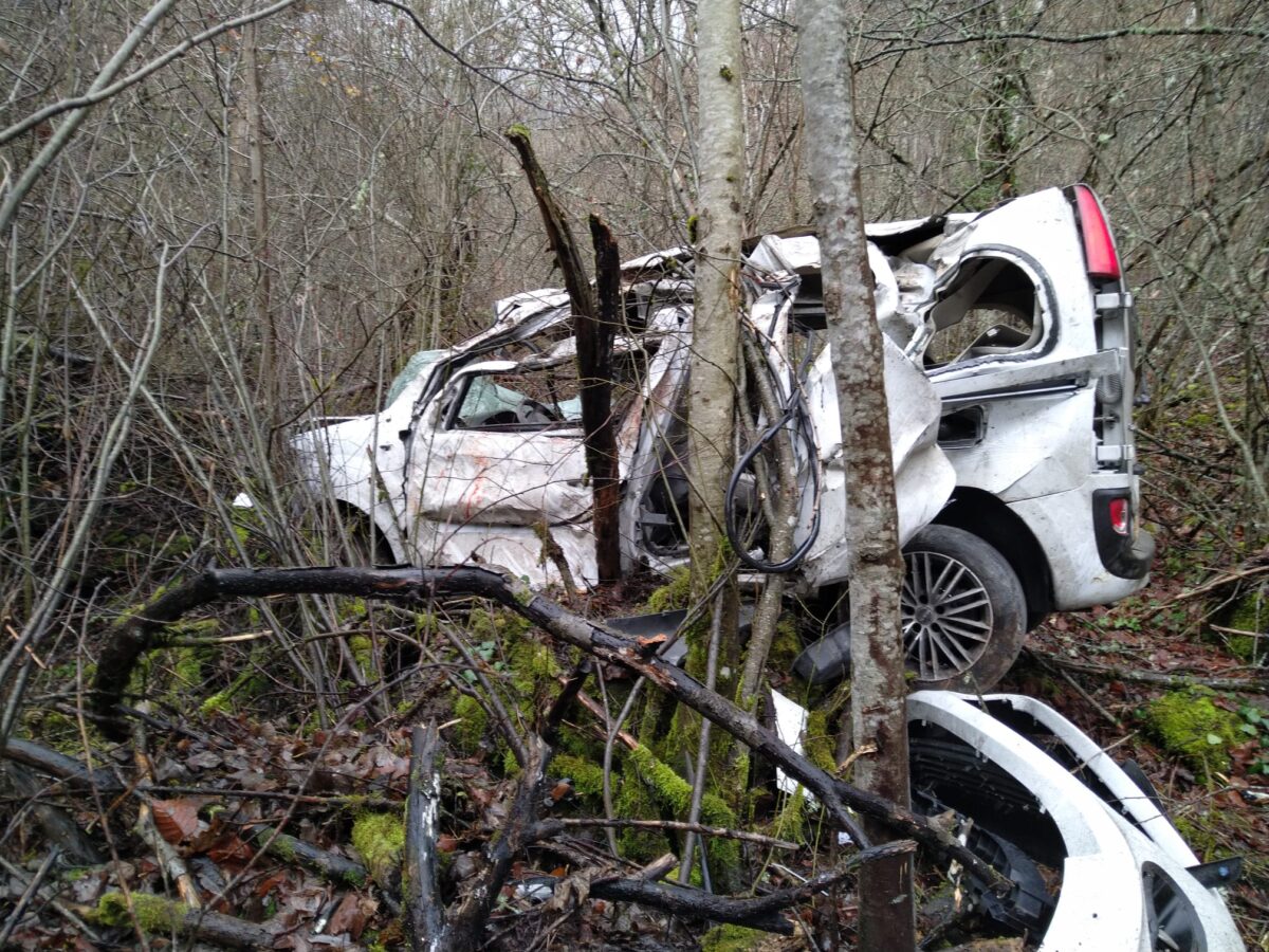 Estado en el que quedó la furgoneta siniestrada en Cuevas del Sil