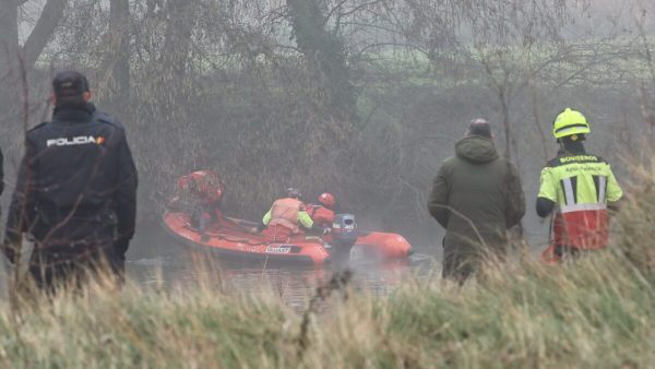 La Policía Nacional trabaja para rescatar un vehículo hundido con un varón en las aguas del río Carrión a su paso por Palencia