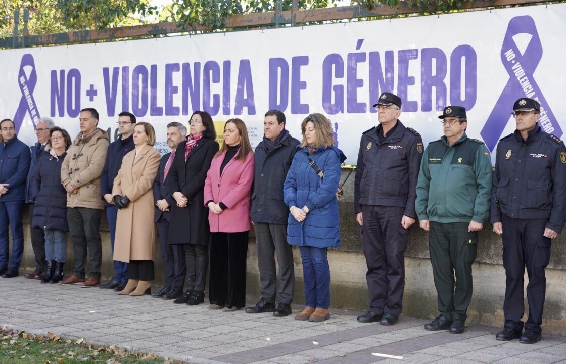 Minuto de silencio en la Delegación de Gobierno por el asesinato de una mujer y su hija en Valladolid