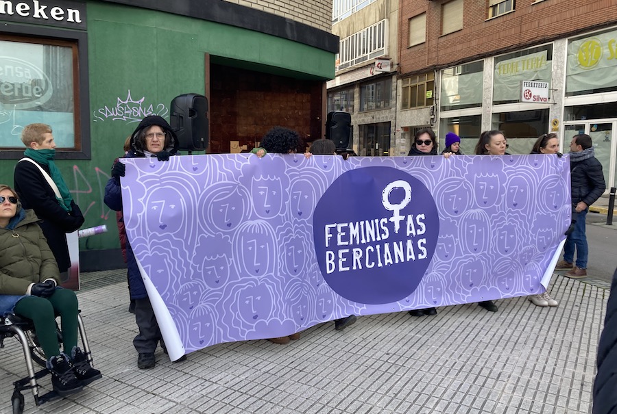 Concentración de la Asociación Feministas Bercianas frente a la sede de Vox en Ponferrada