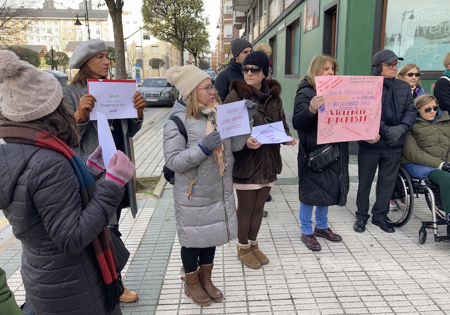 Concentración de la Asociación Feministas Bercianas frente a la sede de Vox en Ponferrada