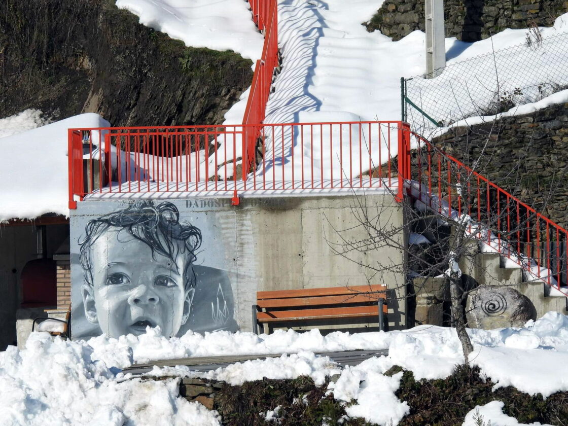 Grafiti de la Niña. / Antigua Escuela del Bierzo 
