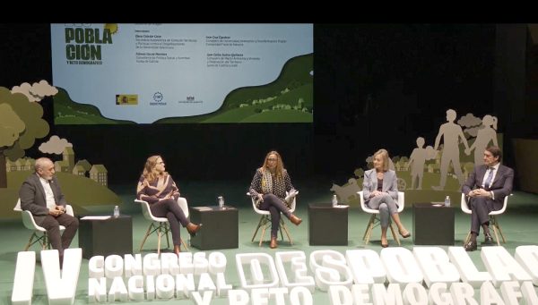 El consejero de Medio Ambiente, Vivienda y Ordenación del Territorio, Juan Carlos Suárez-Quiñones, participa en la mesa redonda sobre 'La acción de las comunidades autónomas frente al reto demográfico'