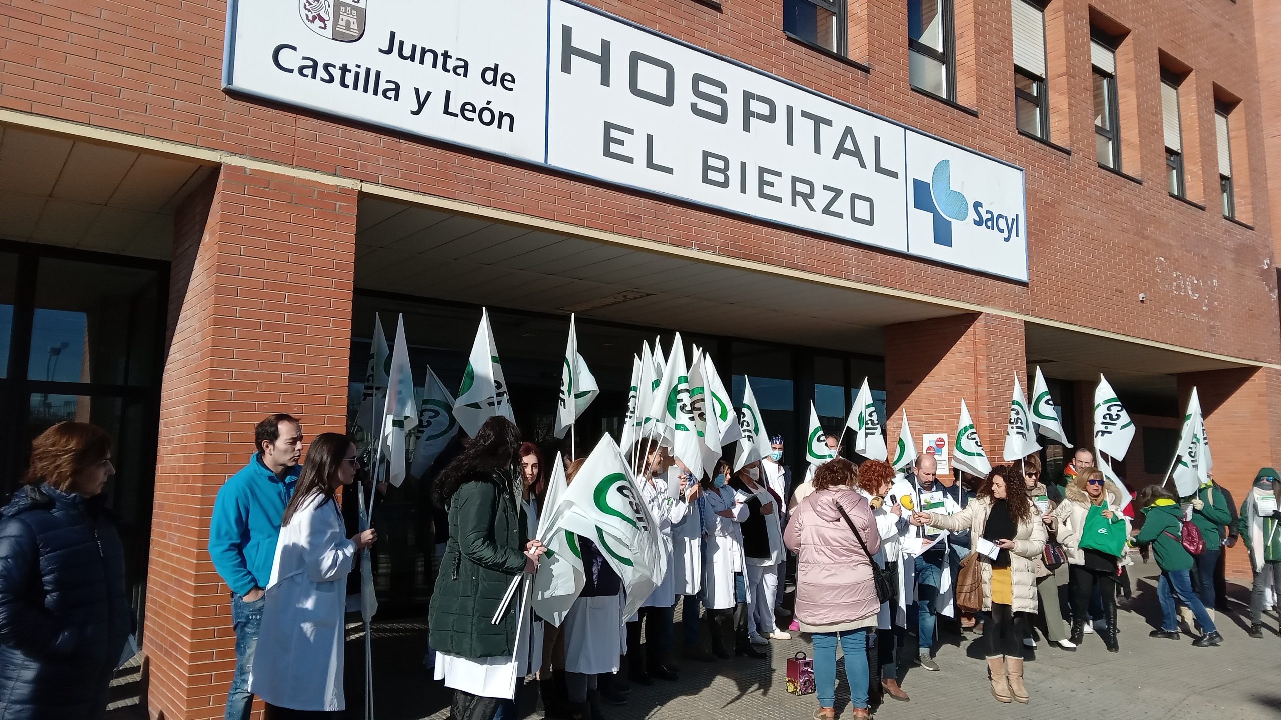 Concentración del sindicato CSIF a las puertas del Hospital El Bierzo