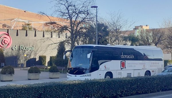 Unidad móvil de donación de sangre frente al centro comercial El Rosal