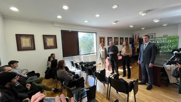 La delegada territorial, Ester Muñoz, ha visitado el curso “Carracedelo espacio verde”. / Junta de Castilla y León
