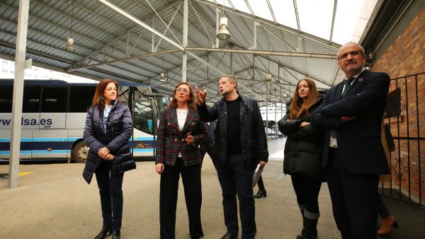 La consejera de Movilidad y Transformación Digital, María González Corral, visita la estación de autobuses de Ponferrada. / César Sánchez