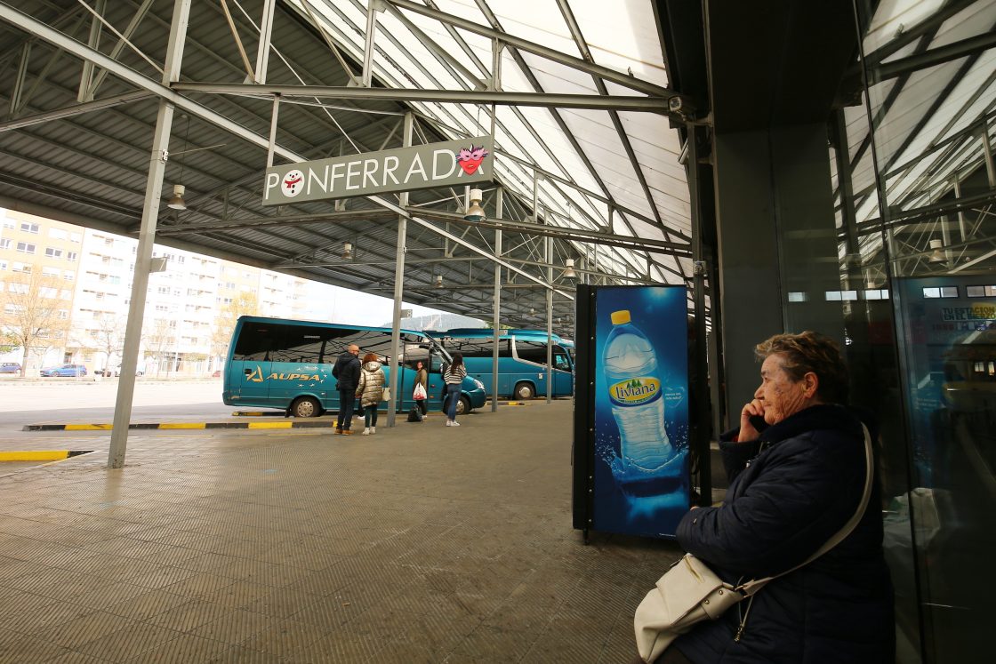 La consejera de Movilidad y Transformación Digital, María González Corral, visita la estación de autobuses de Ponferrada. / César Sánchez