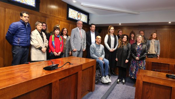 El alcalde de Ponferrada, Olegario Ramón, junto a los representantes de las diferentes asociaciones durante el acto de firma de las bases de actuación de la Comisión de Participación Social de la ciudad