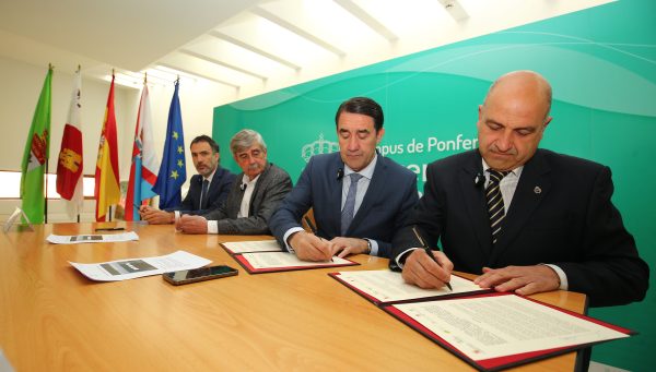 El consejero de Medio Ambiente, Vivienda y Ordenación del Territorio, Juan Carlos Suárez-Quiñones, participa en la firma de un protocolo de colaboración para impulsar la formación forestal universitaria en Castilla y León. / César Sánchez