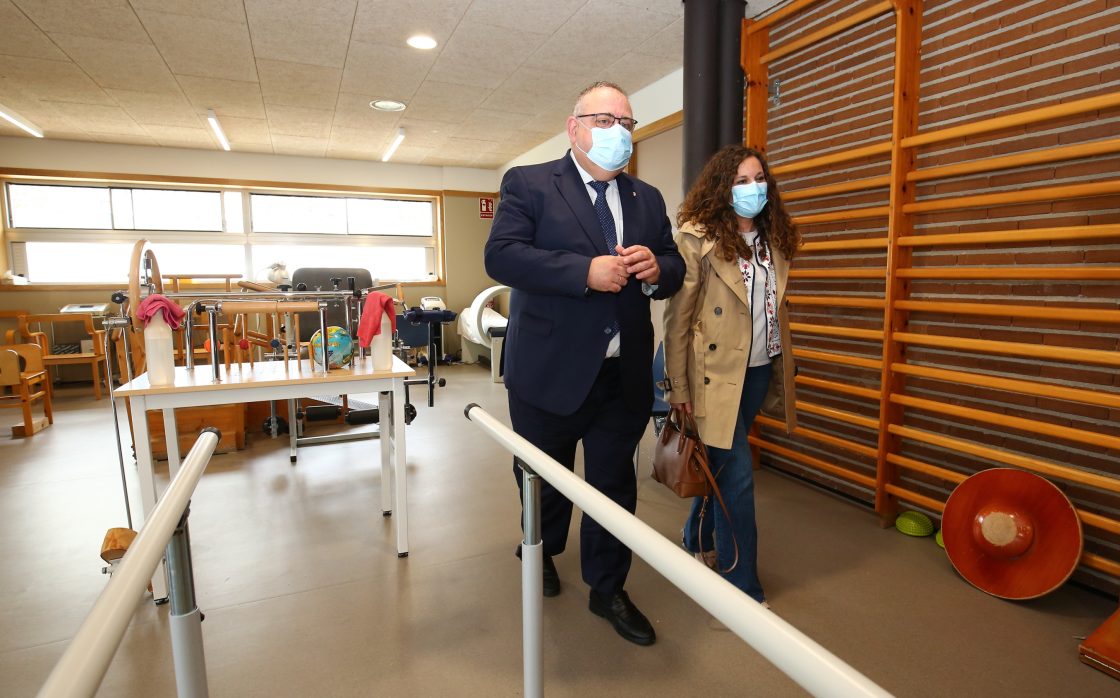 El consejero de Sanidad, Alejandro Vázquez Ramos, junto a la alcaldesa de Bembibre (León), durante su visita al nuevo Centro de Salud de la localidad. / César Sánchez 