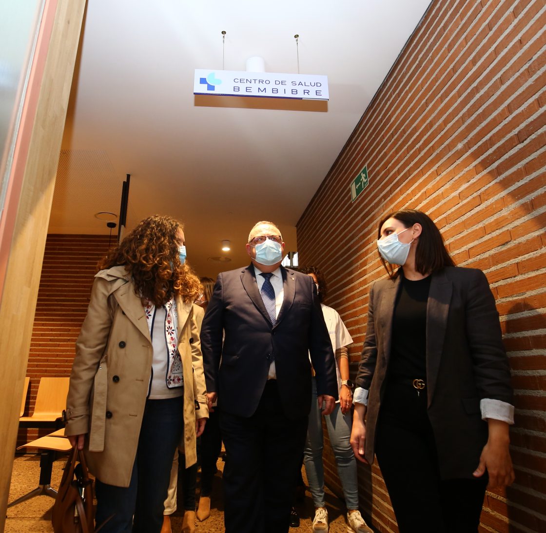 El consejero de Sanidad, Alejandro Vázquez Ramos, junto a la alcaldesa de Bembibre (León), durante su visita al nuevo Centro de Salud de la localidad. / César Sánchez 