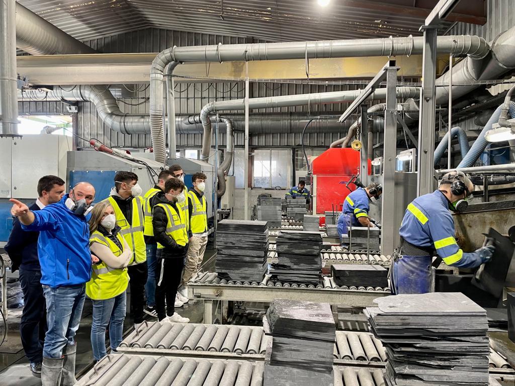 Visita de universitarios de A Coruña a instalaciones pizarreras de Valdeorras