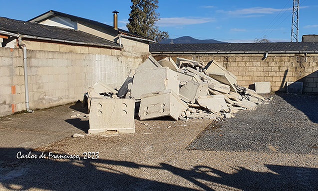 Demolición de la parte nueva del cementerio de Cacabelos
