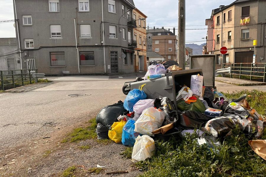 Contenedores volcados durante la huega de basura de Ponferrada