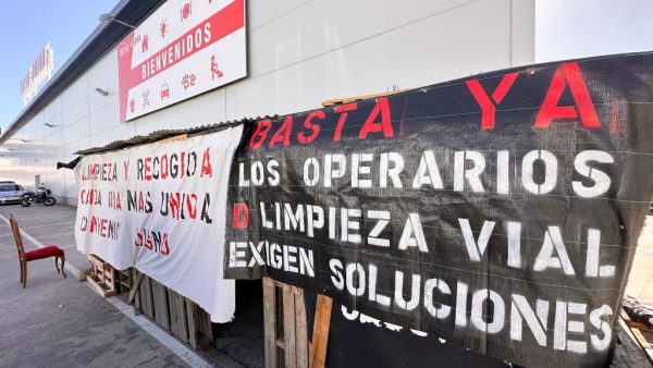 Trabajadores del servicio de Recogida de Residuos Urbanos no de Ponferrada, que están en huelga. / QUINITO