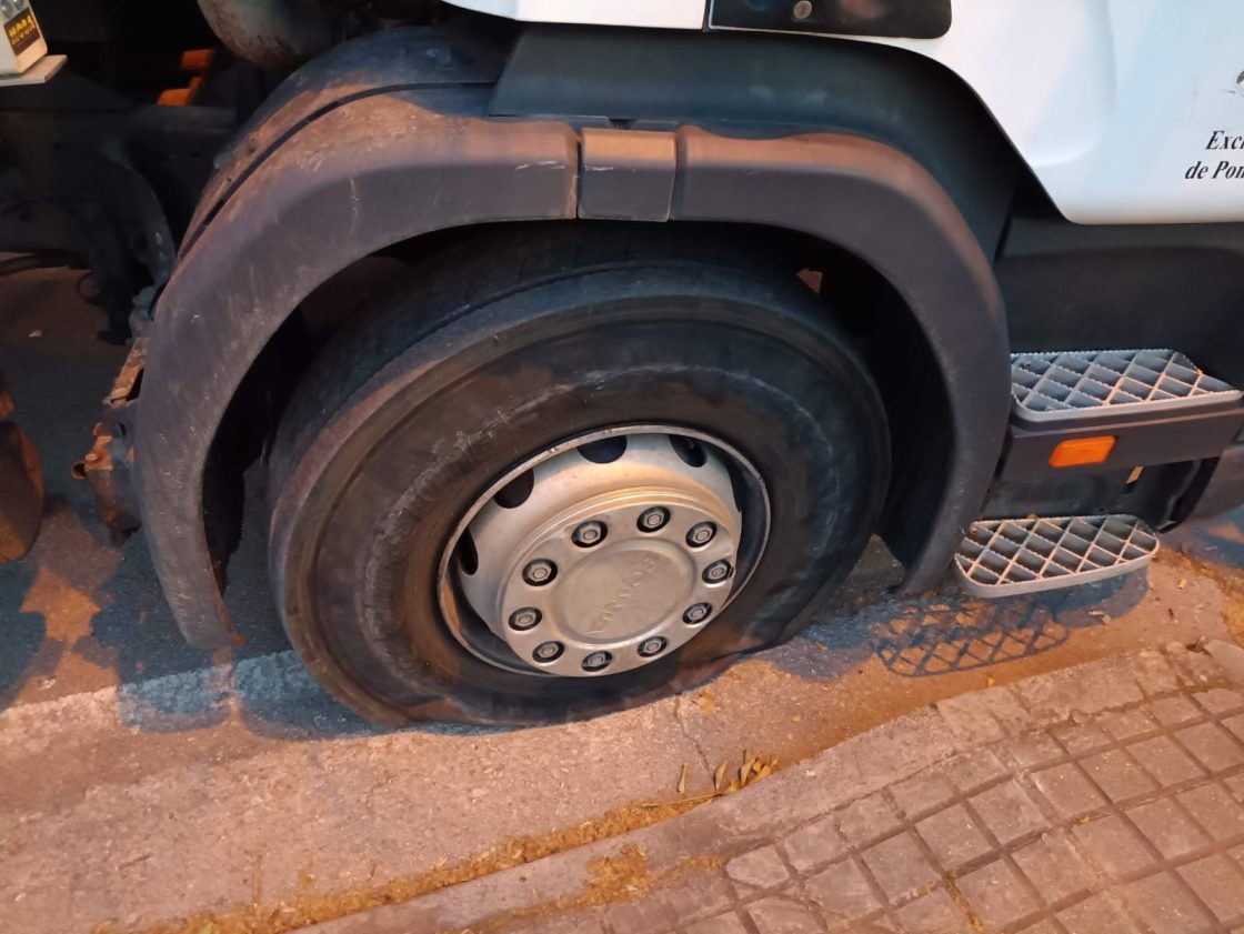 Rueda pinchada de un camión de la basura. / @OlegarioRamon