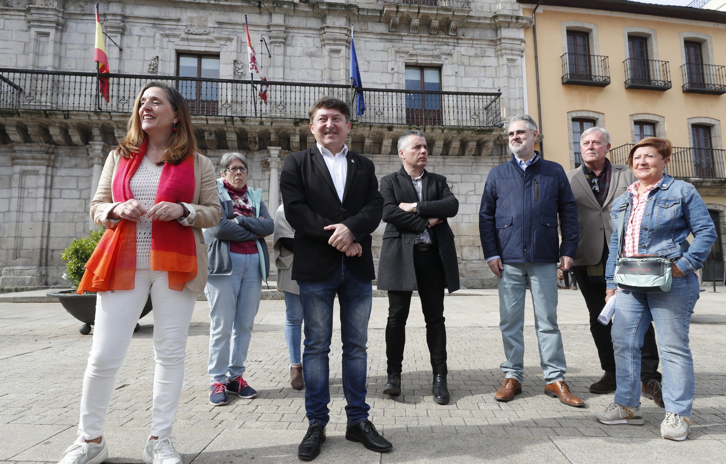 El ex alcalde de Ponferrada, Samuel Folgueral durante su comparecencia en la plaza del Ayuntamiento en el que ha anunciado que abandona la política. / César Sánchez