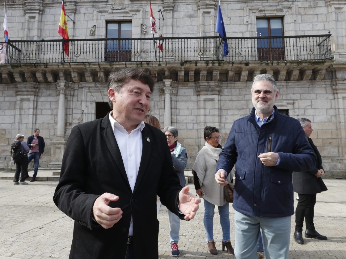 El ex alcalde de Ponferrada, Samuel Folgueral durante su comparecencia en la plaza del Ayuntamiento en el que ha anunciado que abandona la política. / César Sánchez
