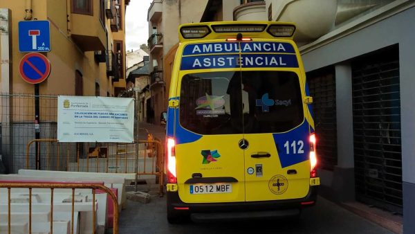 Ambulancia tratando de entrar a la calle Rañadero de Ponferrada. / UPL Bierzo